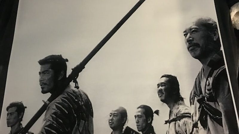 由于影响屋顶绿化施工成本的因素较多，以下提供一种简单的估算方法：